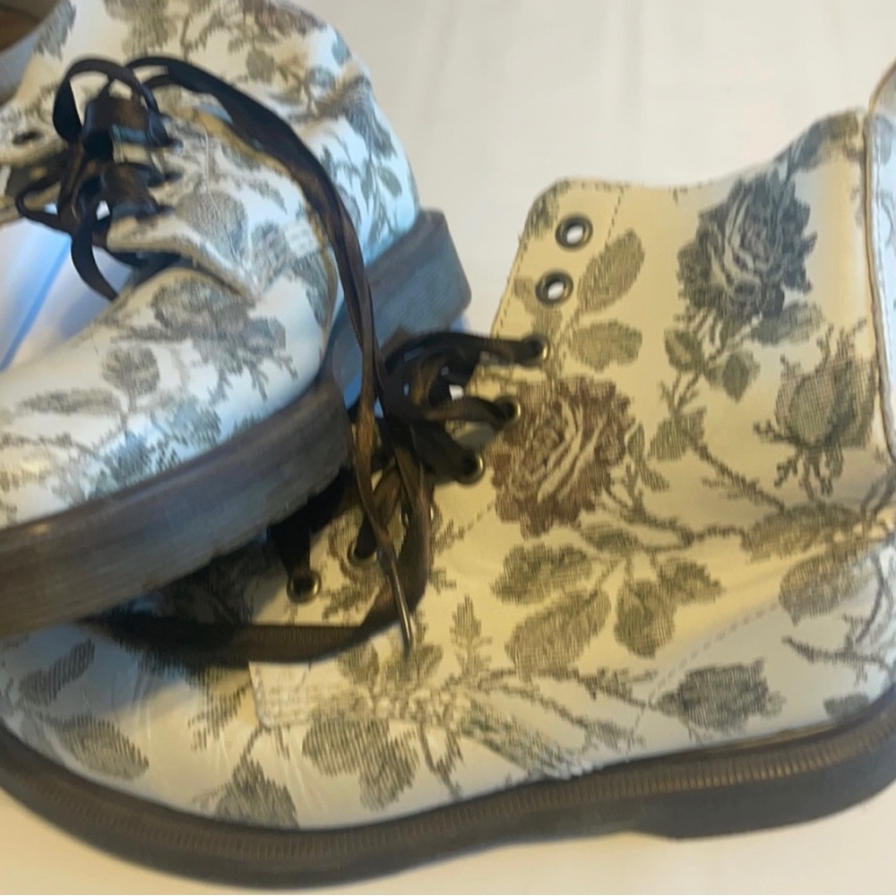 RARE Dr Martens Pascal Floral Tapestry Boots Size 7